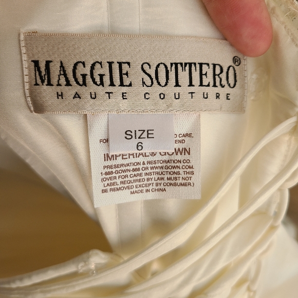 Maggie Sottero Ivory Wedding Dress J1152 size 6 - Picture 11 of 16